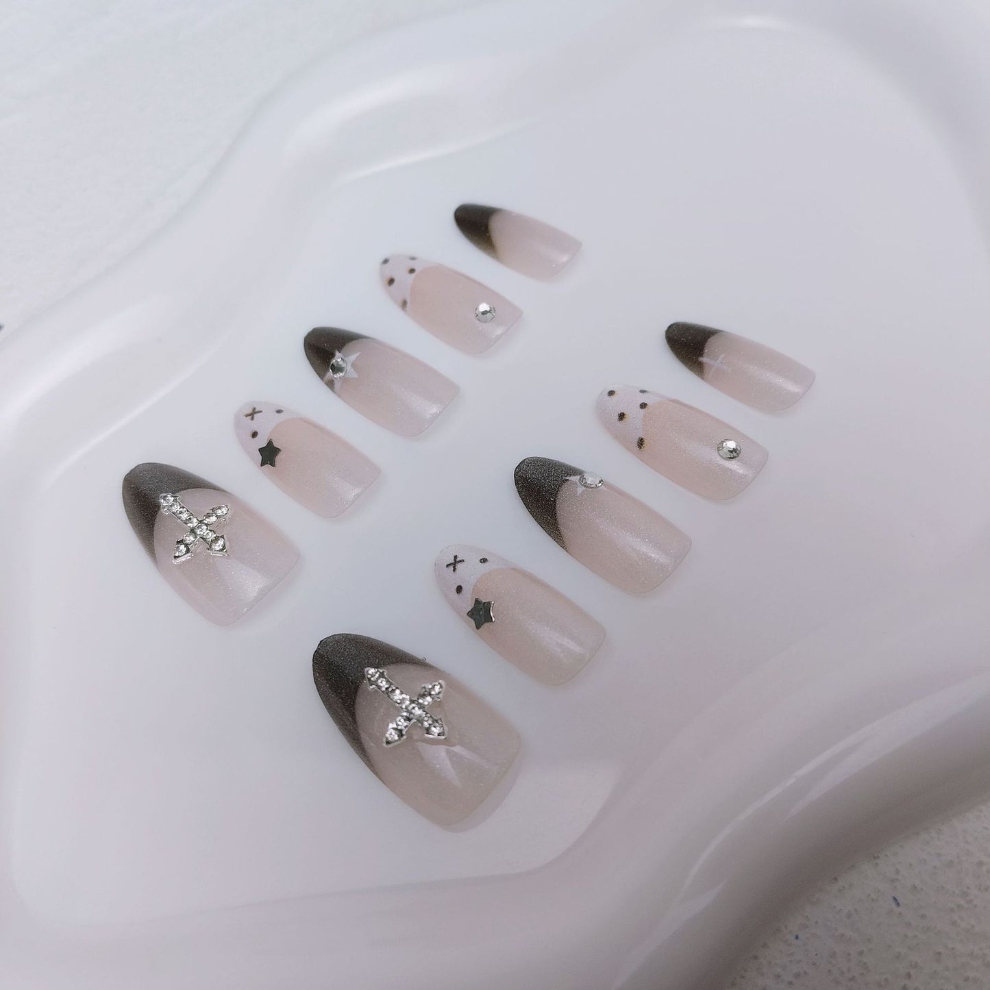 Glitzernde Kunstnagel-Design mit eleganten Akzenten Brehn