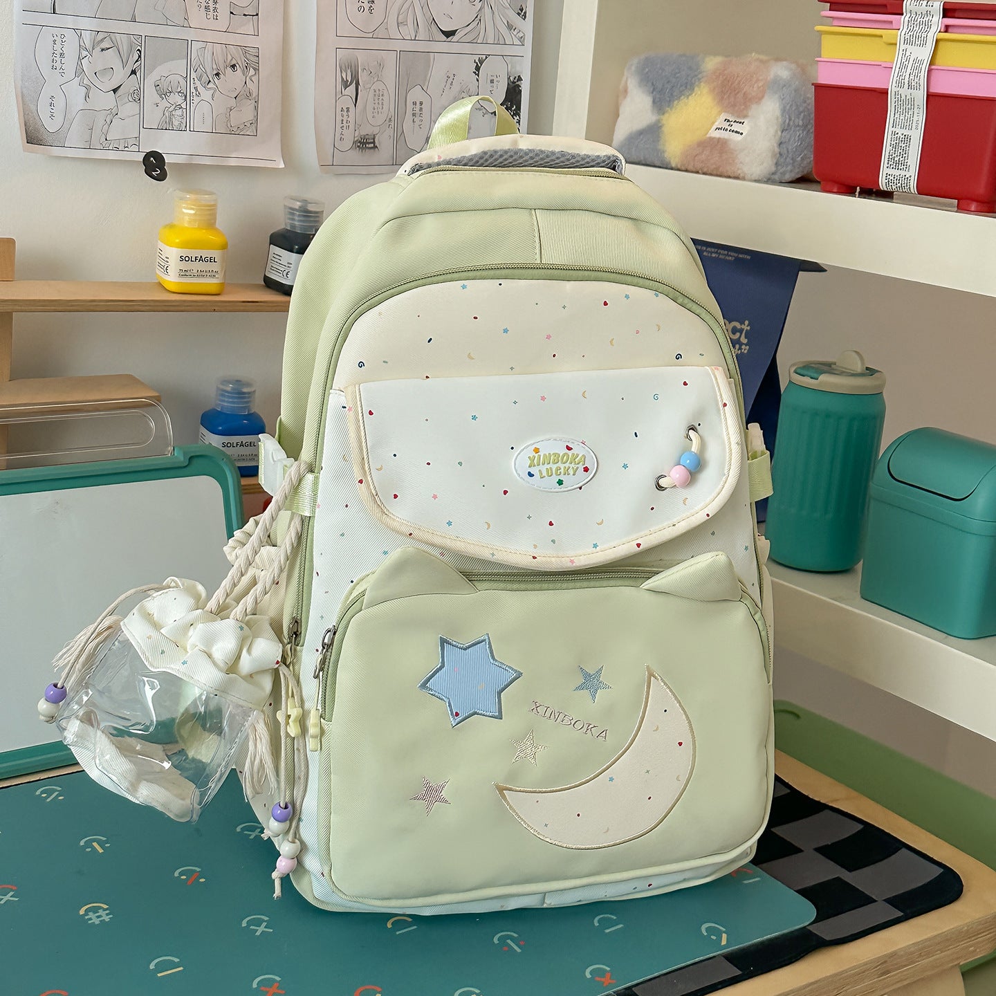 Niedlicher, von Charakteren inspirierter Schulranzen mit mehreren Taschen