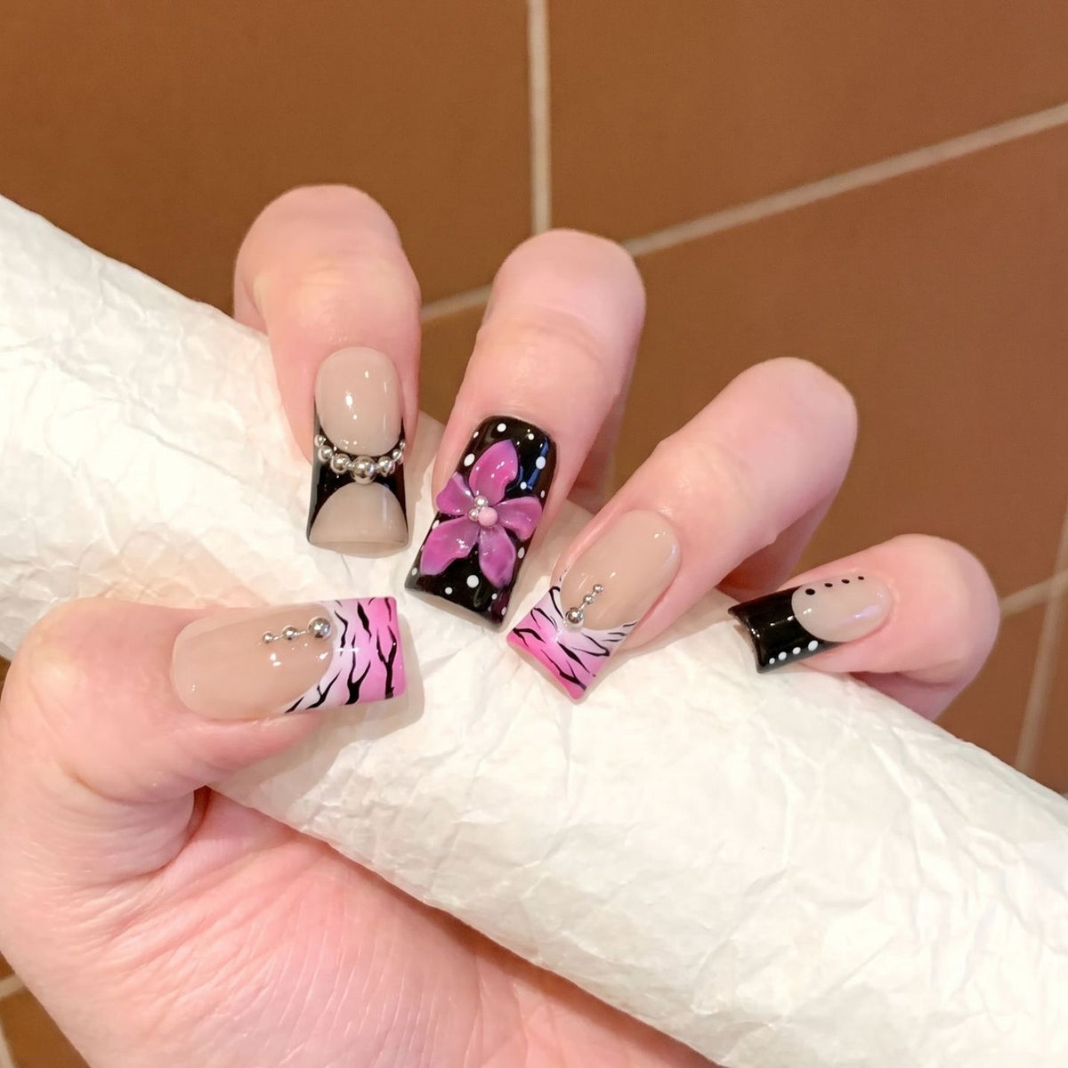 Dekoratives Press-On Nagel Set mit floralem und gestreiftem Design Brehn