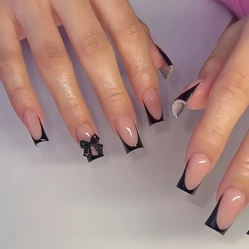 Kunstnagelset mit elegantem Schwarz-Weiß-Spitzen Design Brehn