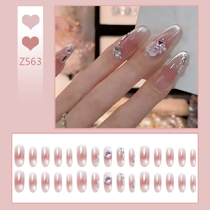 Kunstnagelset mit glamourösen 3D-Applikationen und eleganten Blütenverzierungen Brehn