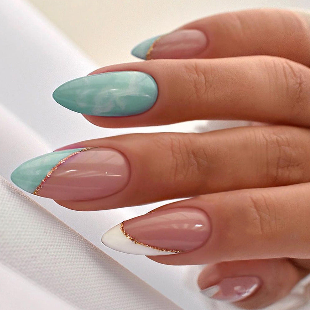 Elegante Stiletto Press-On Nägel Set mit goldenen Akzenten Brehn