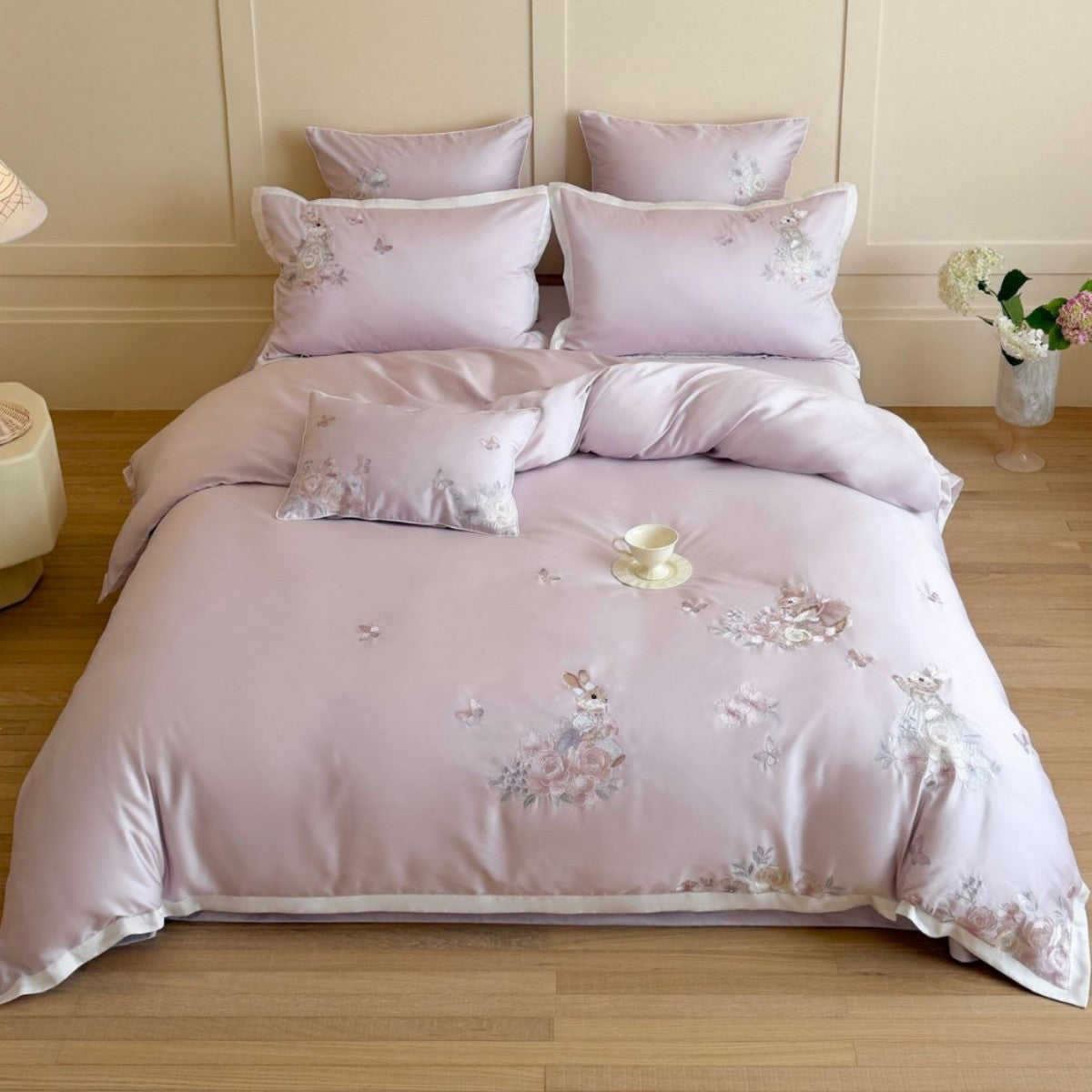 Bestickte Satin-Feel Bettbezug- und Kissenbezug-Set mit floralem Hase Applikation