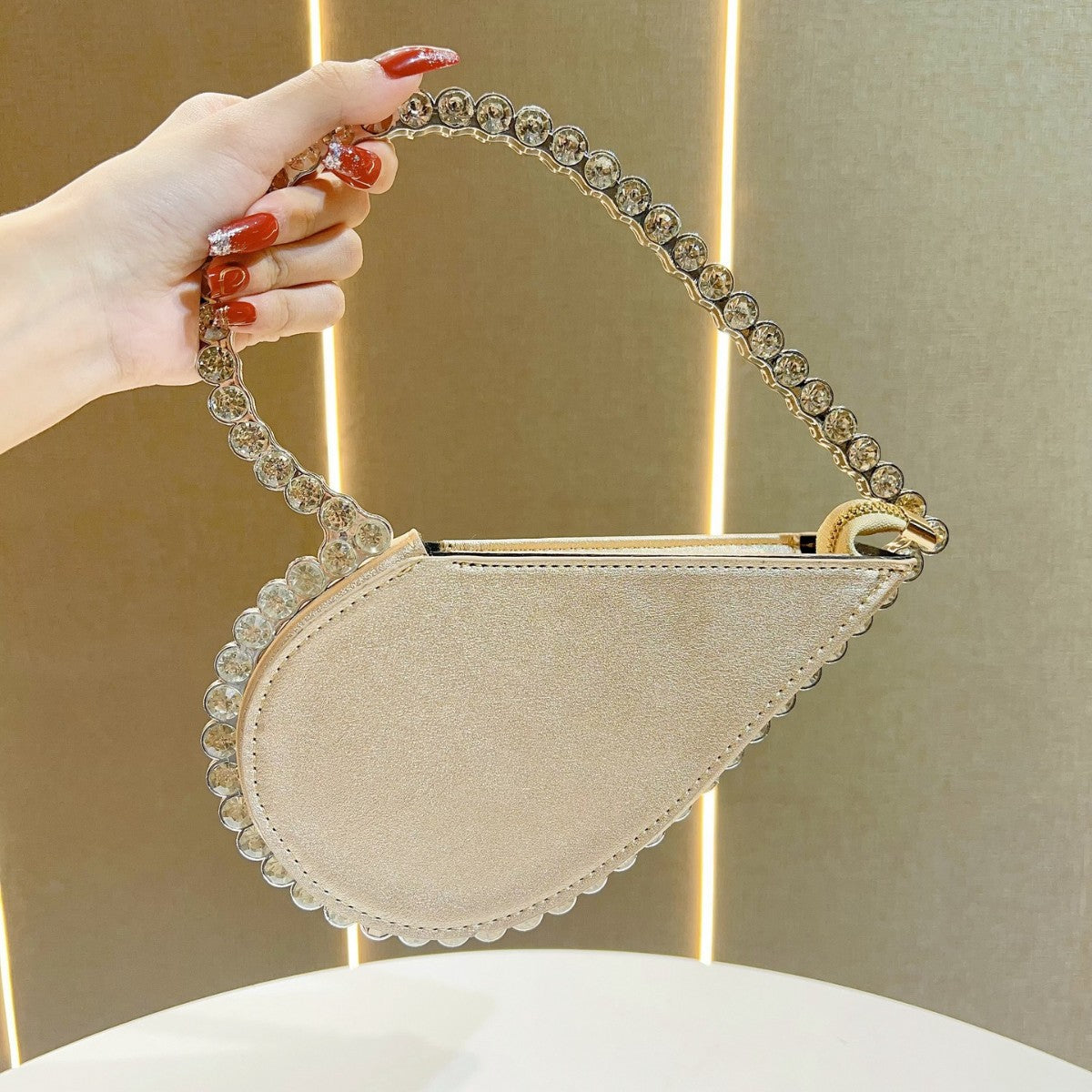 Strass-besetzte Abendhandtasche