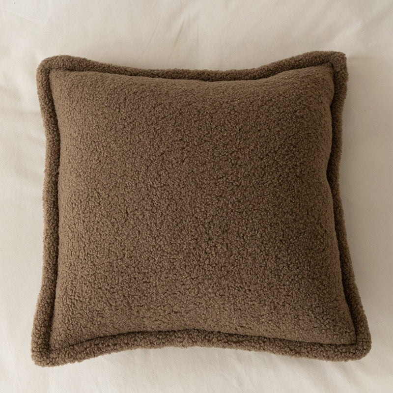 Dekoratives Teddy‑Fleece‑Kissen mit wattierter Füllung und Kedernaht