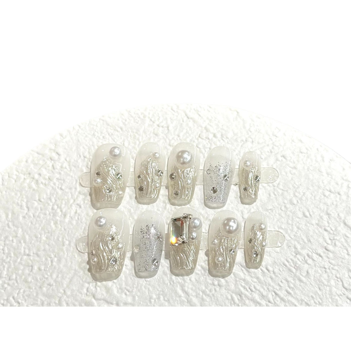 Elegantes Perlen- und Strass-Ppress-On-Nagelset