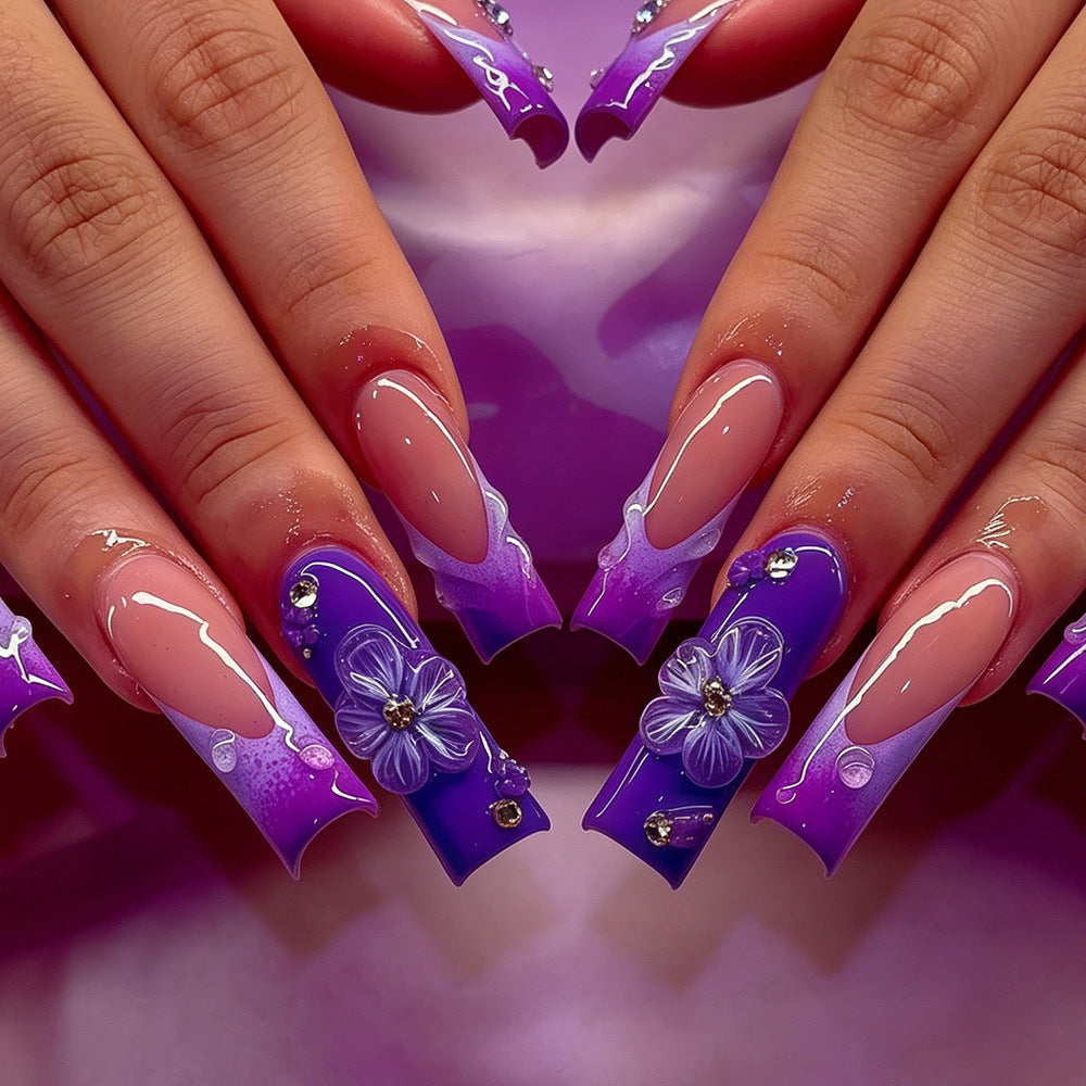 Dekoratives Long Press-On Nagelkunstset mit floralen Akzenten Brehn