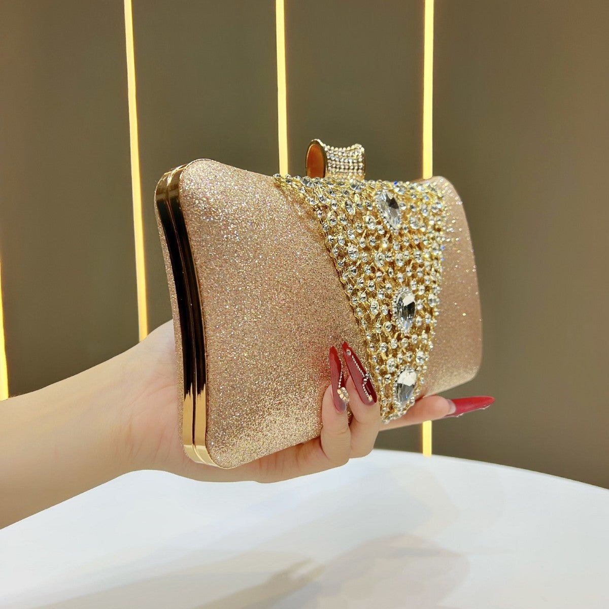 Glamouröse Strass-besetzte Abendtasche
