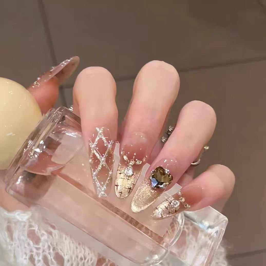 Dekoratives Press-On Nail Art Set mit niedlichen Schleifenakzenten Brehn