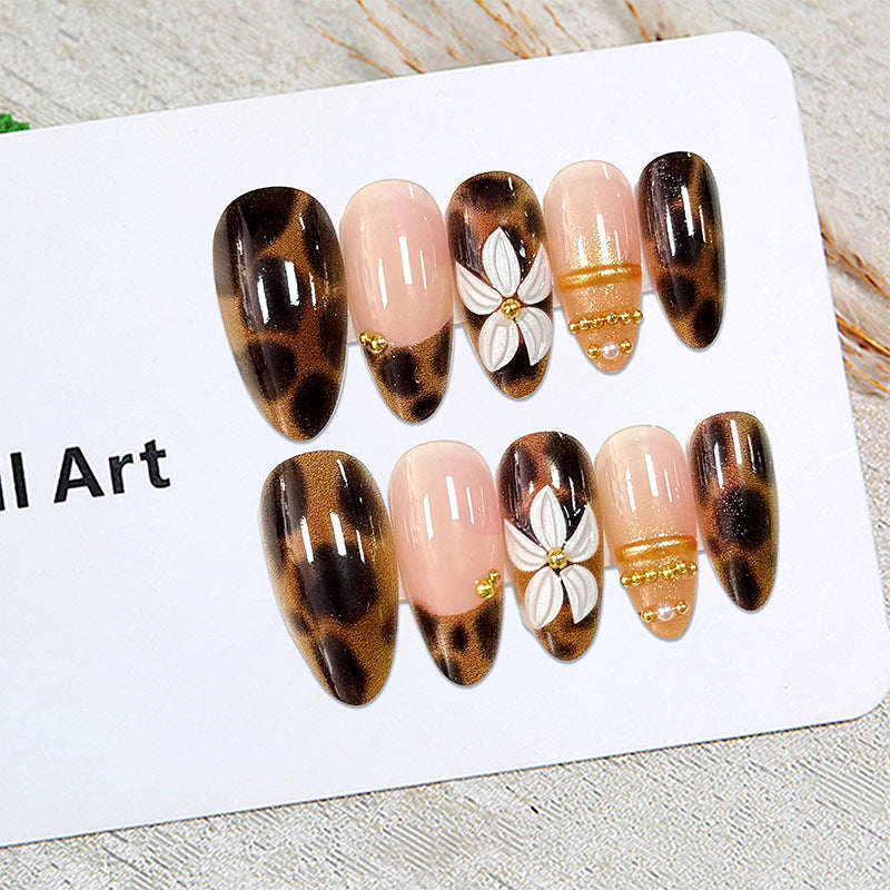 Kunstvolle Nagelspitzen mit tierischen Motiven Brehn
