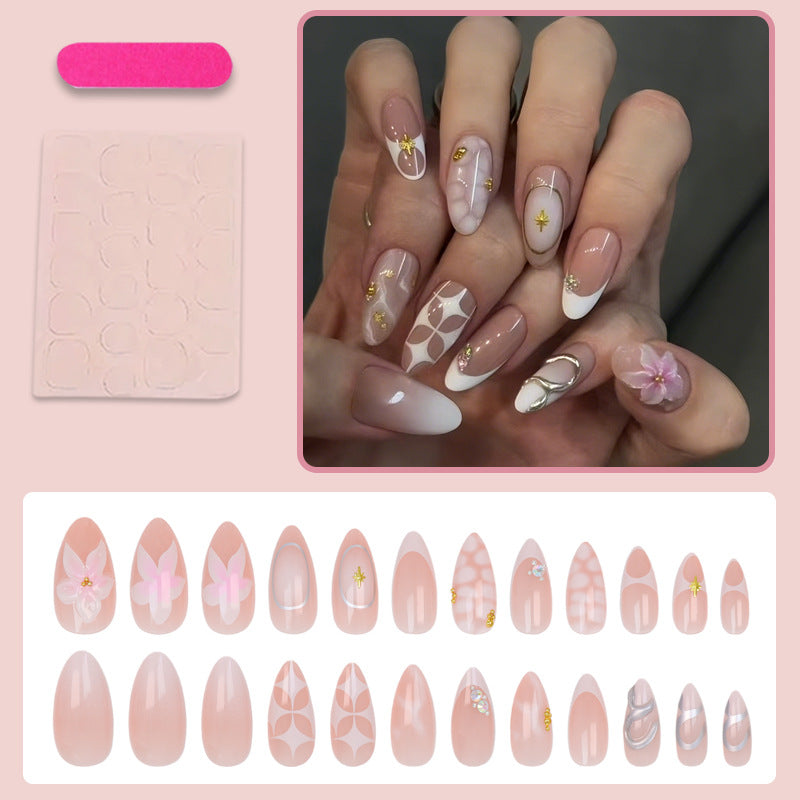 Kunstnagelset mit romantischen Blumen- und eleganten Design-Elementen Brehn