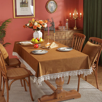 Elegante Tischdecke mit Spitzenrand