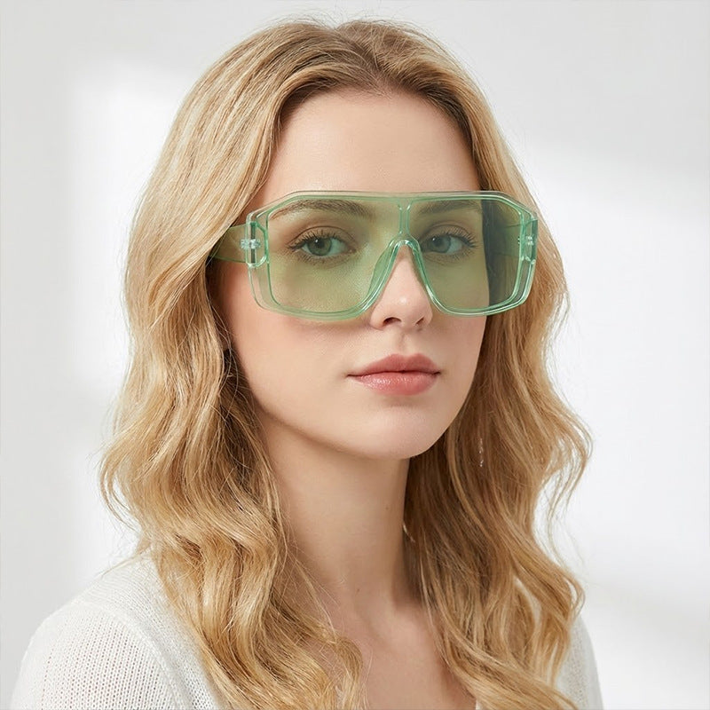 Damen Oversized Sonnenbrille mit robustem Rahmen und stylischem Design Brehn