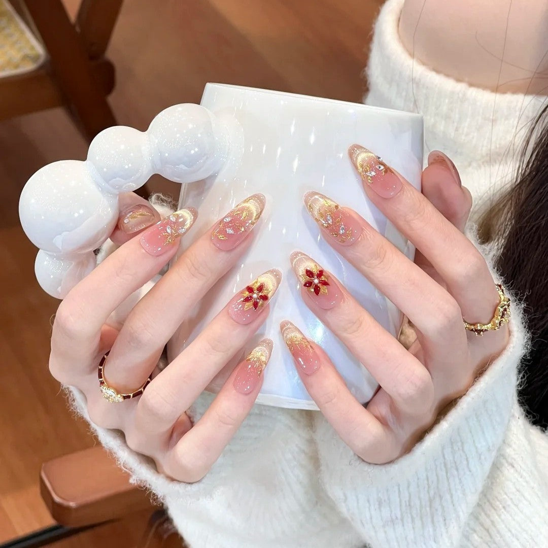 Kunstnägel mit elegantem Blumendesign und Glitzerakzenten Brehn