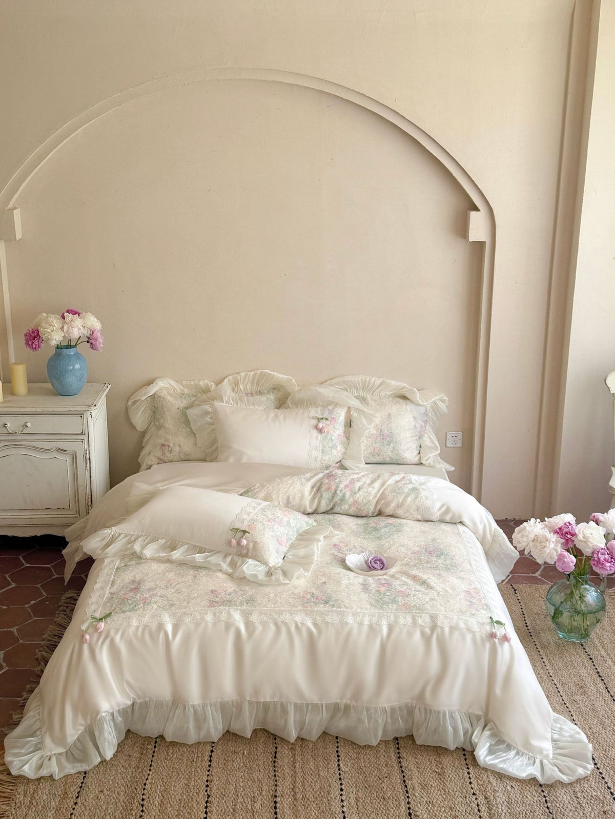 Vintage-inspirierte Satin-Bettwäsche-Garnitur mit Volant, Spitzenbordüre und floraler Aquarelloptik Brehn