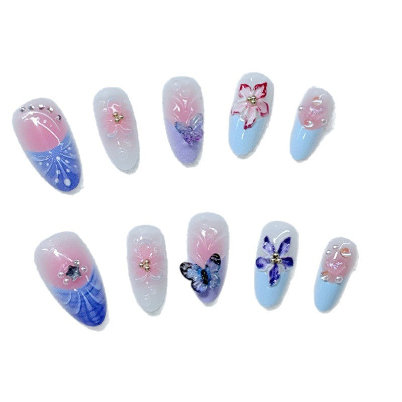 Kunstvolle Nagelkunst mit Blumendetails und Schmetterlingen Brehn