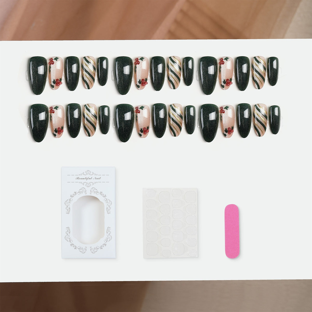 Kunstnagelset mit floralen Akzenten und eleganter Hochglanzoberfläche Brehn