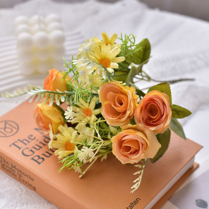 Lebensechter künstlicher Blumenstrauß mit Farnakzenten