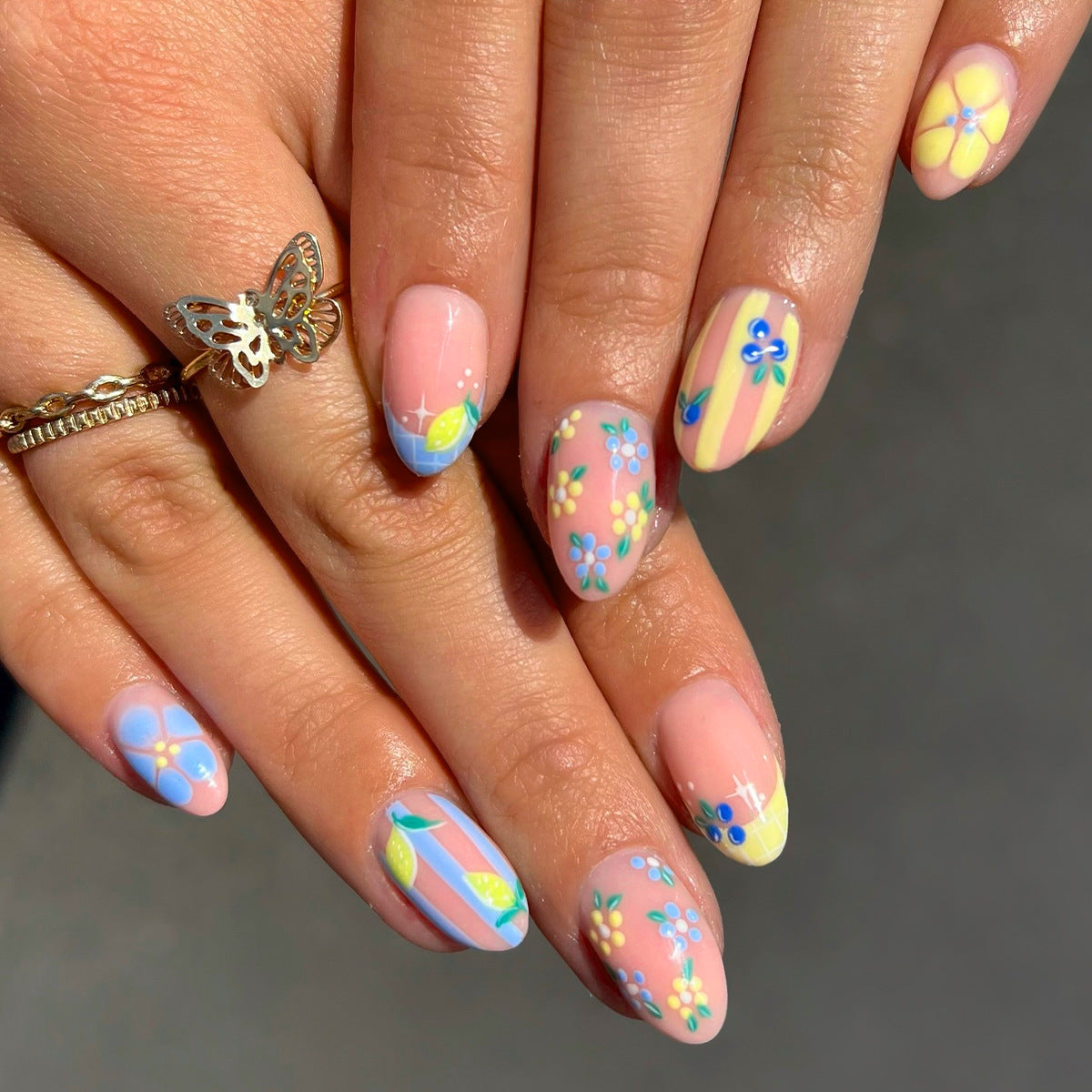 Kunstvolle 3D Nagelkunst mit fröhlichen Blütenmotiven Brehn