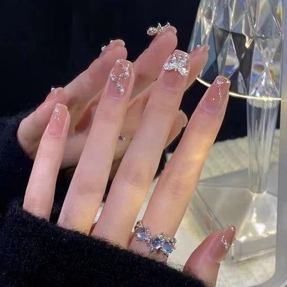 Glamouröse Kunstfingernägel mit Herz- und Glitzerdetails Brehn