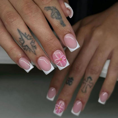 Kunstvolle Nagelkunst mit zarten Blüten und eleganter French-Spitze Brehn