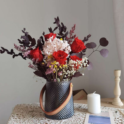 Dekorativer Blumenausstellungstrauß