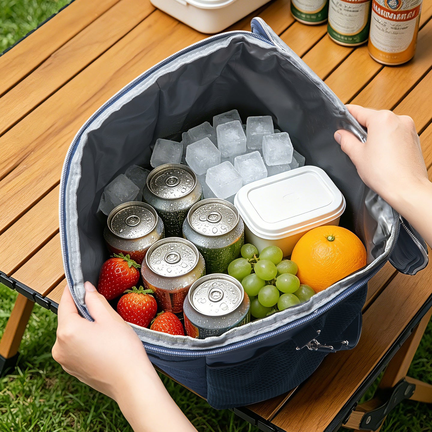 Isolierte Kühltasche Mit Praktischen Seitentaschen Brehn