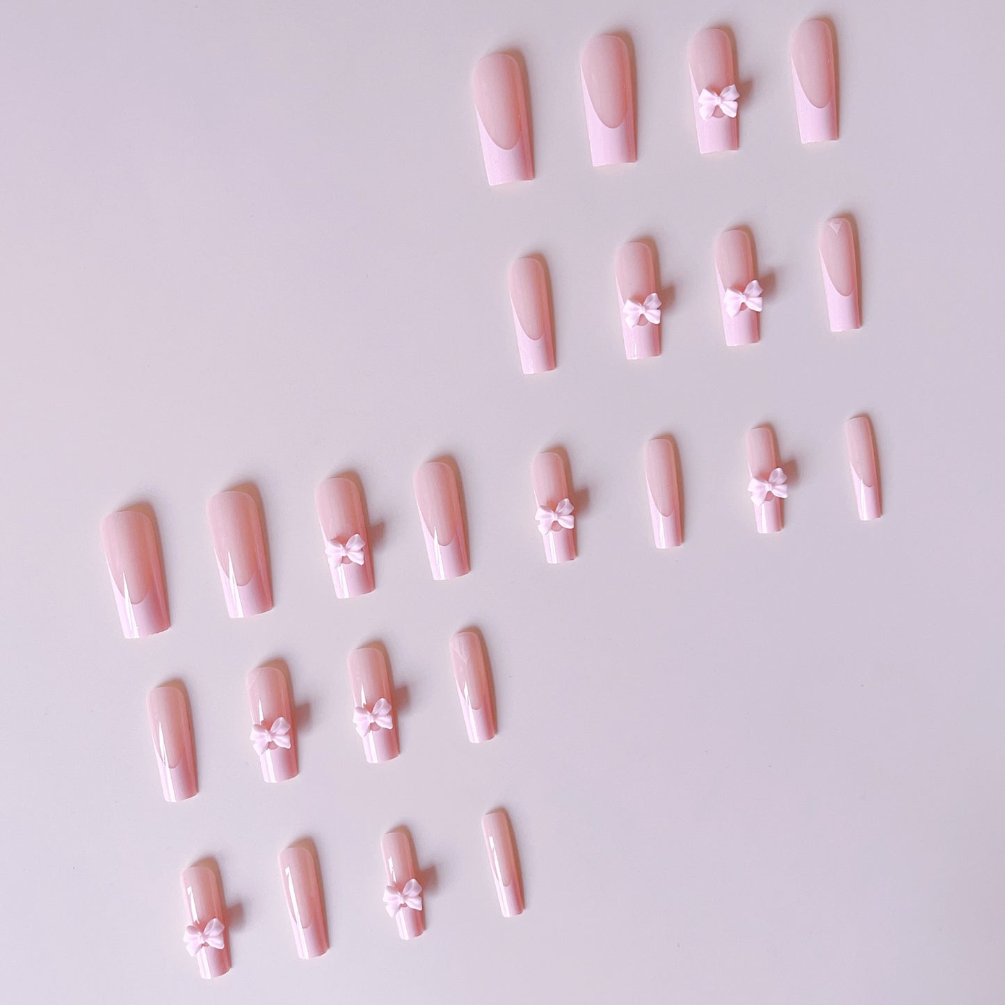Kreatives Kunstnagelset mit Schleifenverzierungen Brehn