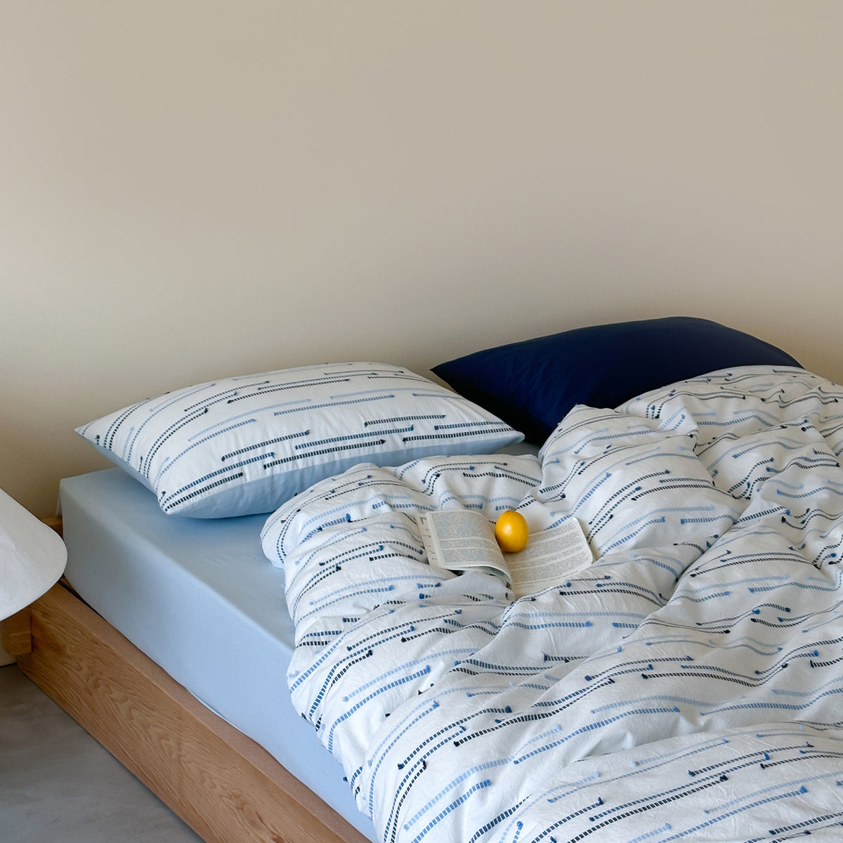 Bettwäsche-Set aus Baumwollperkal mit dezentem Streifen- und Pompon-Design