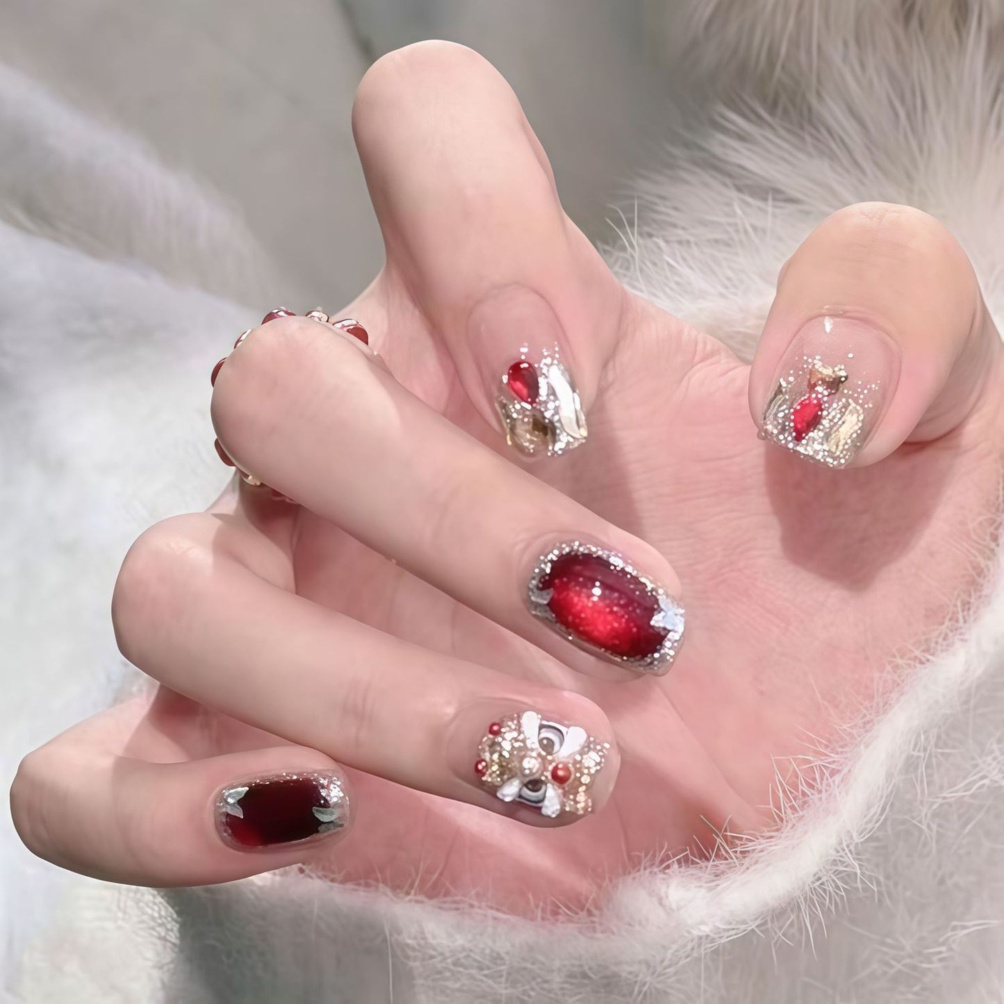 Elegantes mit Edelsteinen verziertes Press-On-Nagelset Brehn