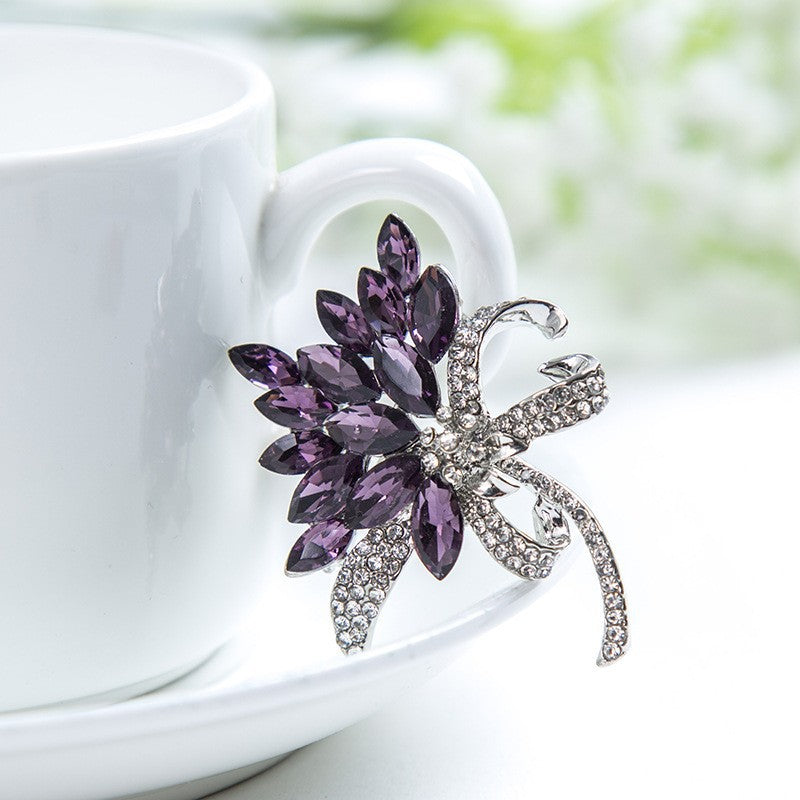Funkelnde Brosche mit Floralen Design Brehn
