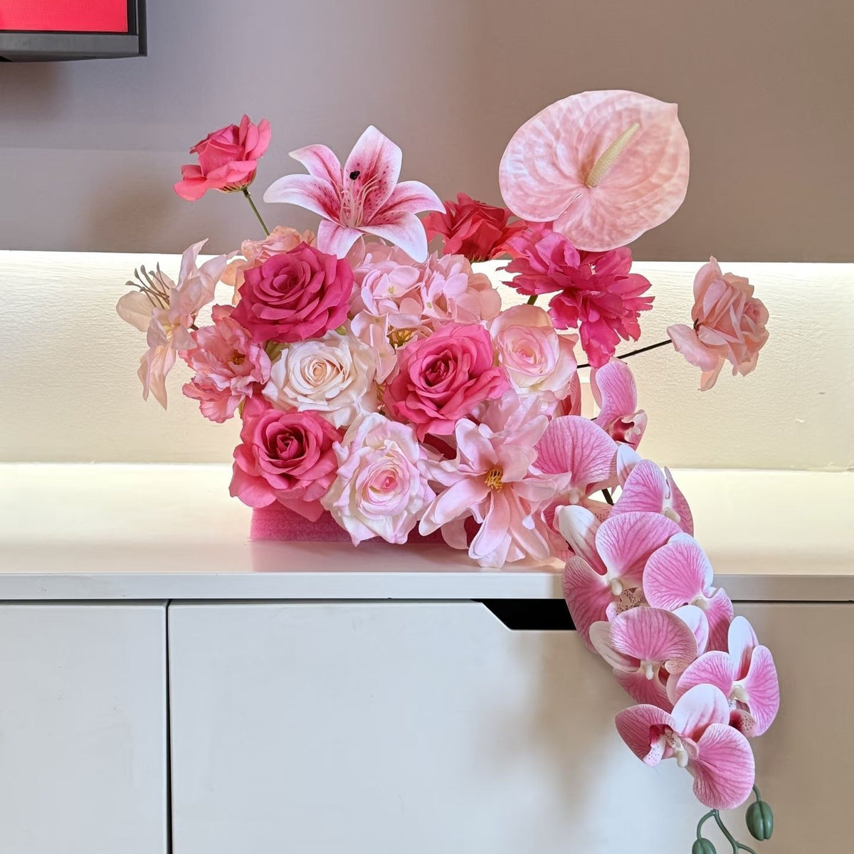Lebendige künstliche Blumen-Mittelstück-Anordnung