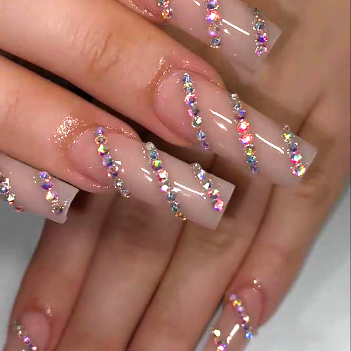Kunstnagelset mit funkelnden Strass-Akzenten Brehn