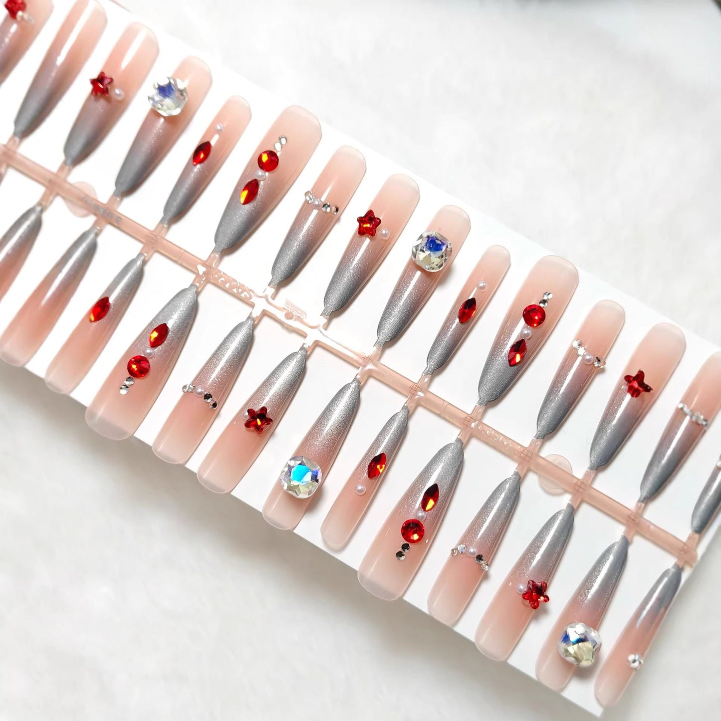 Kunstnägel mit Glamourösem Design und Funkelnden Akzenten Brehn