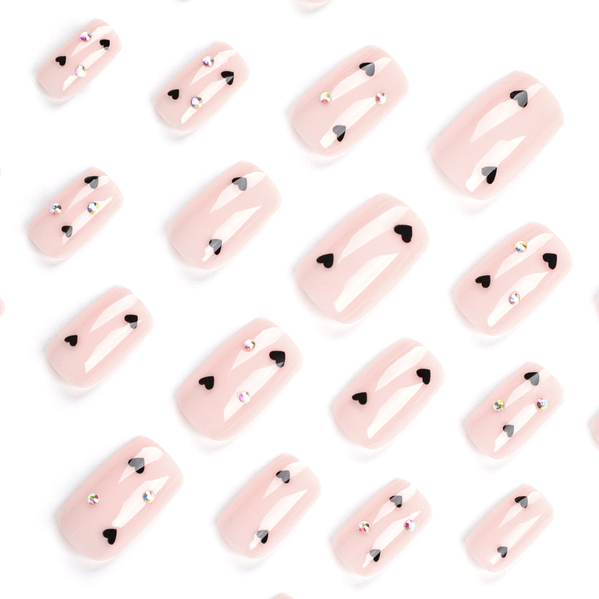 Kunstvolle Nagelkunst mit Herz-Design und Glitzerakzenten Brehn