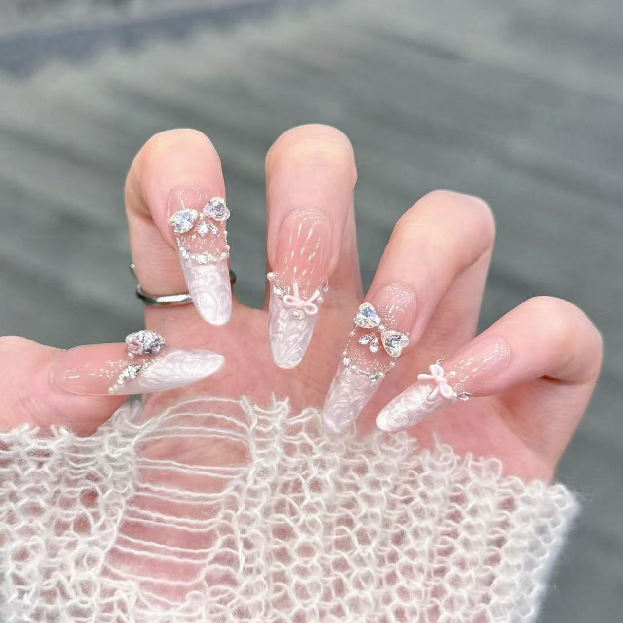 Dekoratives Stiletto Druck-Nagel-Set mit Schleifen- und Juwelenelementen Brehn