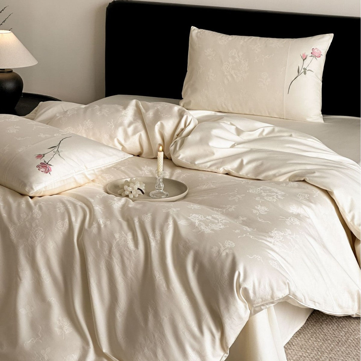 Premium-Jacquard-Bettgarnitur mit dezent geprägtem Rosenmuster und Stickbordüre
