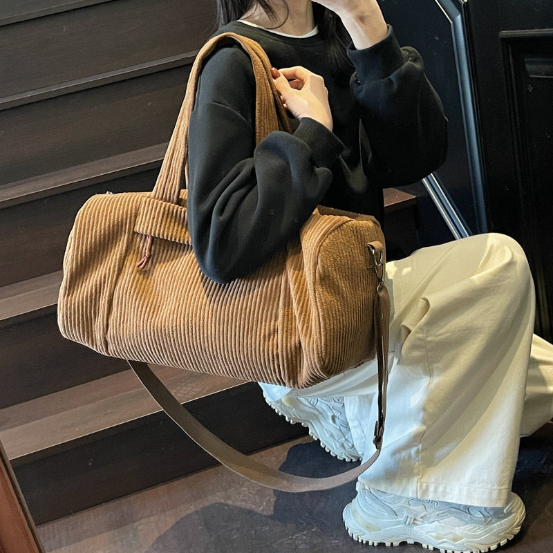 Sportliche Reisetasche Aus Flauschigem Cord-Material mit Verstellbarem Schulterriemen Brehn
