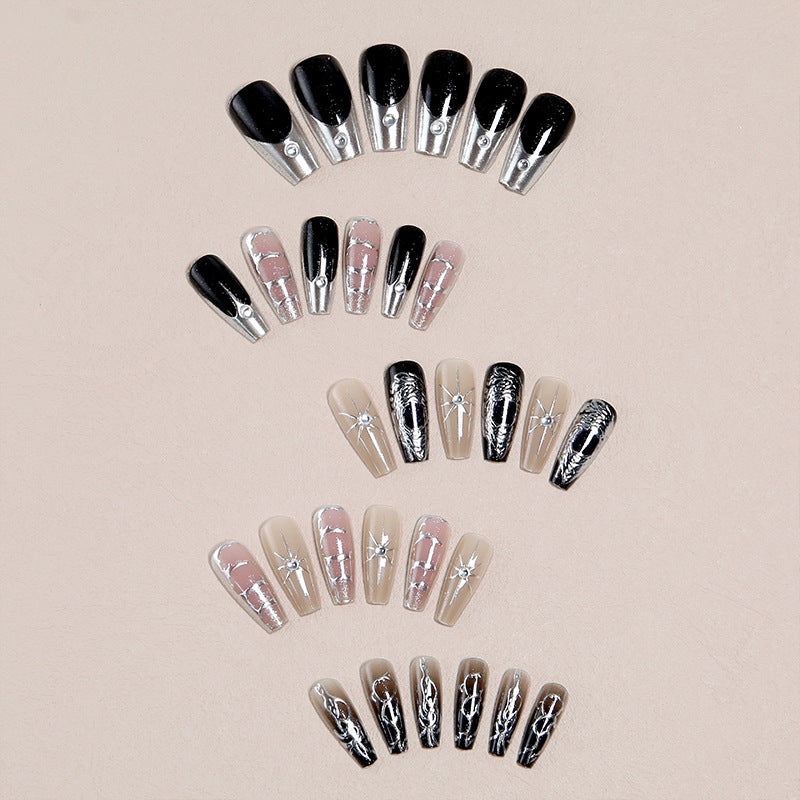 Kunstvolle Nagelspitzen mit eleganten Mustern Brehn