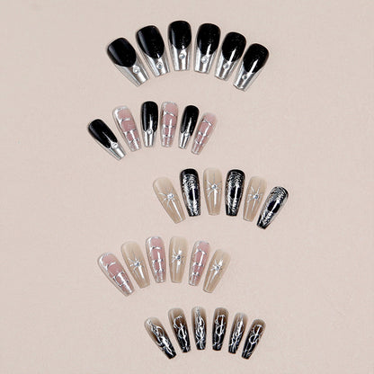 Kunstvolle Nagelspitzen mit eleganten Mustern Brehn