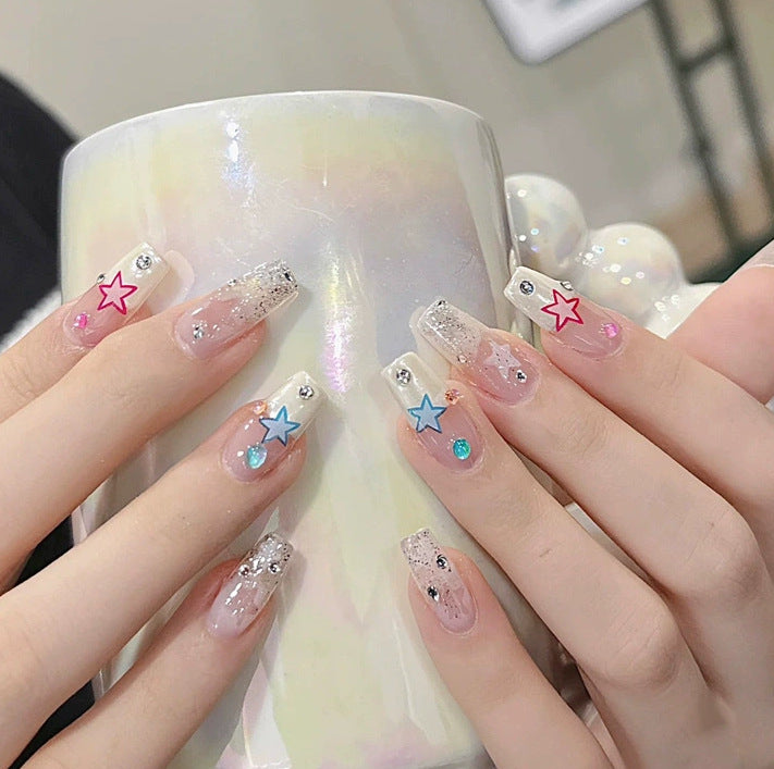 Elegantes Nageldesign mit Perlenverzierung Brehn