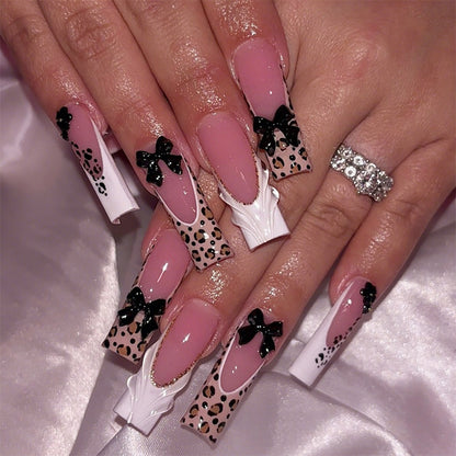 Kunstnagelset mit glamourösen Akzenten und 3D-Details Brehn