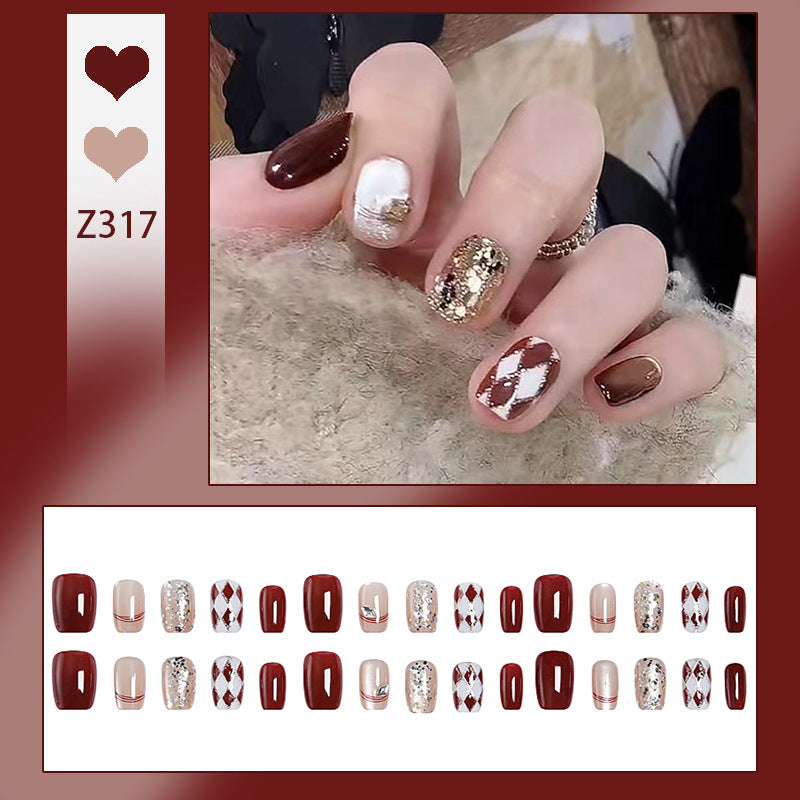 Künstliche Nagelspitzen mit glamourösen Details Brehn