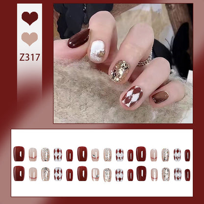 Künstliche Nagelspitzen mit glamourösen Details Brehn
