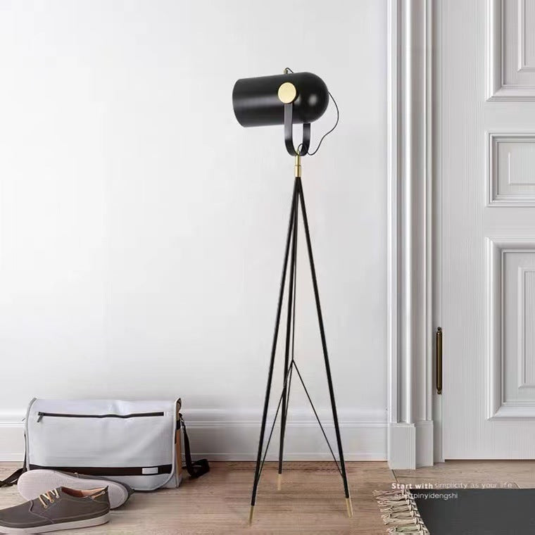 Moderne verstellbare Stehlampe mit Dreibeinfuß