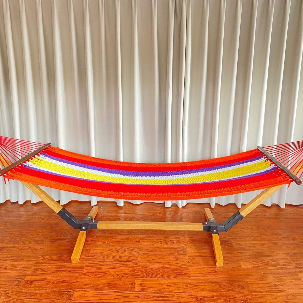 Gewebte Baumwollhammock mit Holzspreaderleisten und freistehendem Gestell Brehn