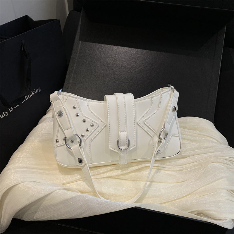 Nietenverzierte Handtasche