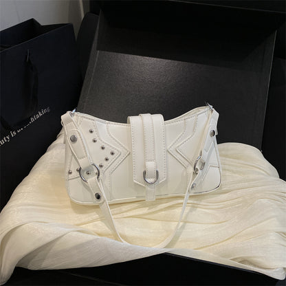 Nietenverzierte Handtasche