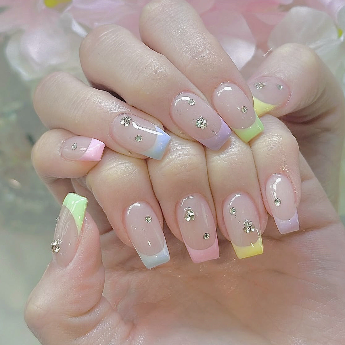 Elegante Pastell-Gradient-Nagelverlängerungen mit Strass-Akzenten Brehn