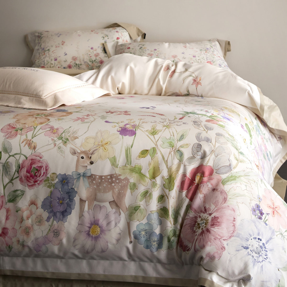 Luxuriöses Satin-Bettwäsche-Set mit floralem und Beerenmotiv
